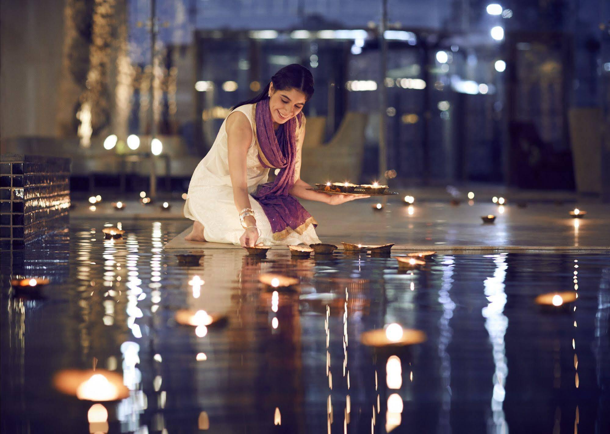Taj Swarna, Amritsar Hotel Exterior photo A woman lighting a diya