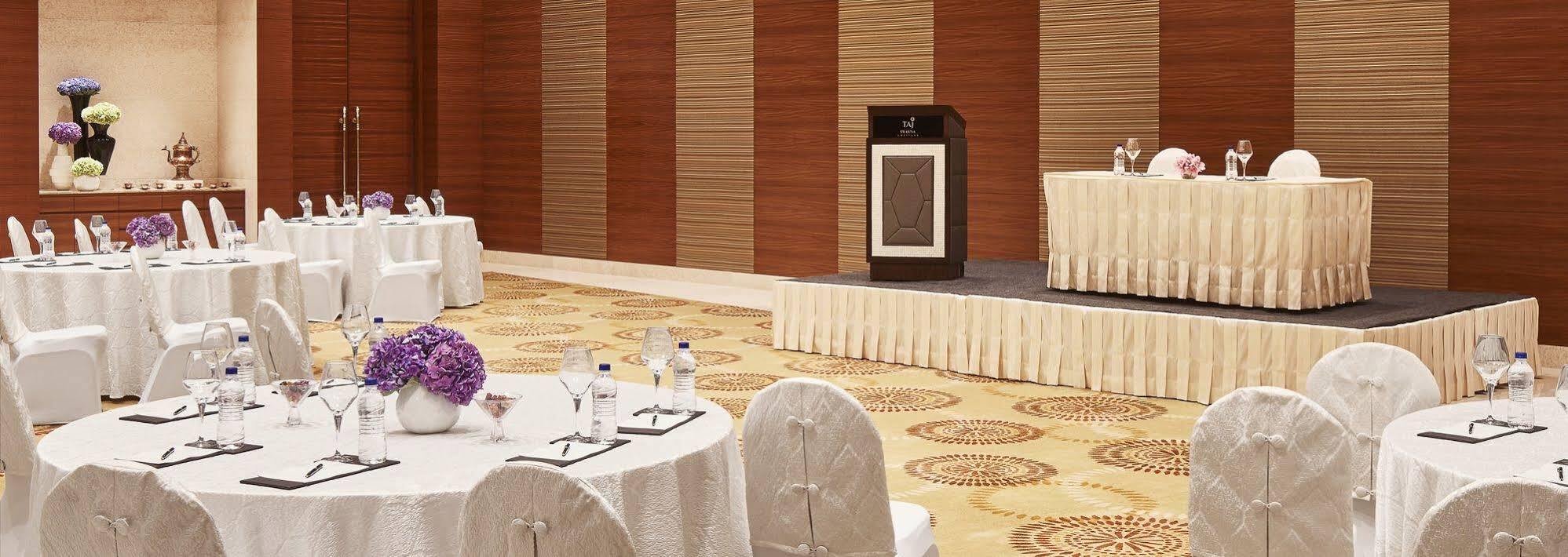 Taj Swarna, Amritsar Hotel Exterior photo A podium